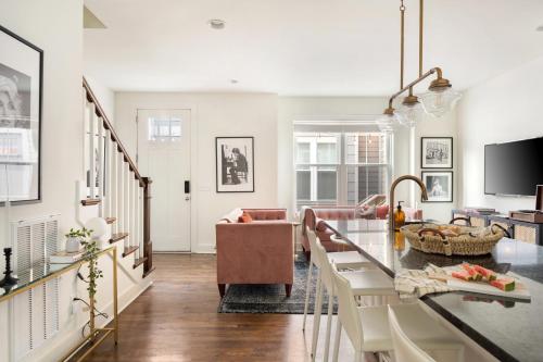 a living room with a table and a couch at The Hart Suites by AvantStay in Nashville