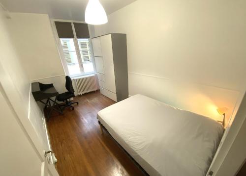 a bedroom with a bed and a desk and a window at FLOYDROOM'S Pau chambre hôtes dans appartement partagé proche château in Pau