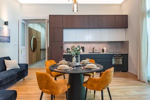 uma cozinha e sala de estar com mesa e cadeiras em Modern Apartment French Balkony em Budapeste