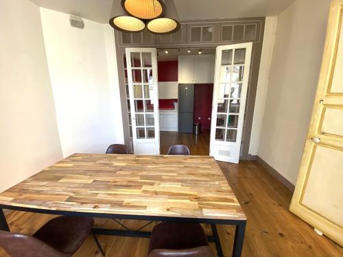 a dining room with a table and chairs at FLOYDROOM'S Pau chambre hôtes dans appartement partagé proche château in Pau