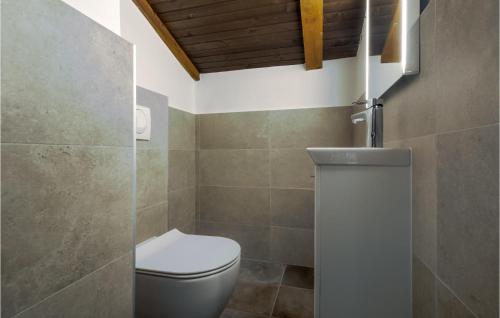 een badkamer met een toilet en een douche bij Stunning Apartment In Bibinje With Kitchen in Bibinje