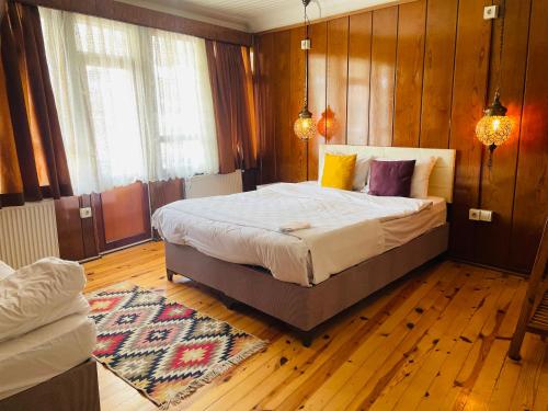 una camera con un grande letto e pavimenti in legno di The Local a Istanbul