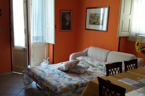 un salon avec un canapé et une table dans l'établissement Casa di charme Bastioni, à Gallipoli