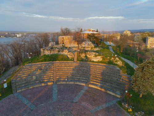 an amphitheater sitting on top of a hill at Пансион - Димитър Хадживасилев in Svishtov