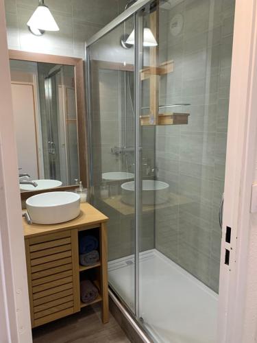 une salle de bain avec une douche en verre et un lavabo dans l'établissement SAINT RAPHAEL, CAP ESTEREL Le Hameau. Vue mer, à Saint-Raphaël