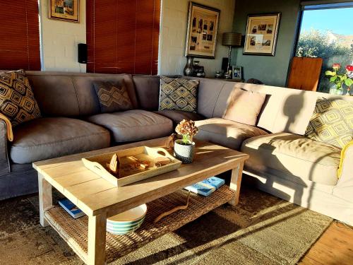 Ruang duduk di West Coast Seaside Getaway