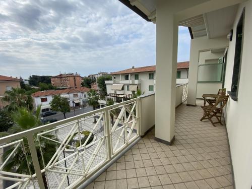 uma varanda com vista para a cidade em Orange Apartment em Marina di Massa