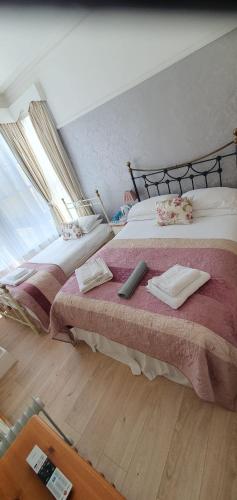 um quarto com duas camas com almofadas em Moorfield Hotel em Llandudno