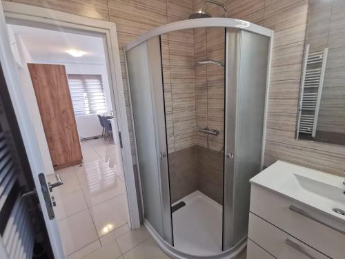 een badkamer met een douche en een wastafel bij Apartments Rodin in Trogir