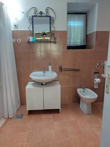 La salle de bains est pourvue d'un lavabo et de toilettes. dans l'établissement Casa Irma, à Žminj