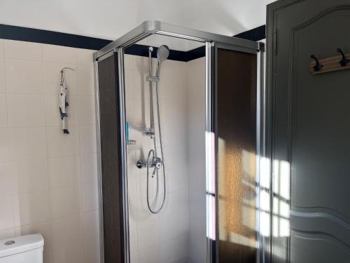 La salle de bains est pourvue d'une douche avec une porte en verre. dans l'établissement CHAMBRE d'HOTES POUR 2 PERSONNES, à Peymeinade