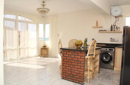 een keuken met een bakstenen aanrecht en een fornuis bij Villa Anna & Snake in Hurghada