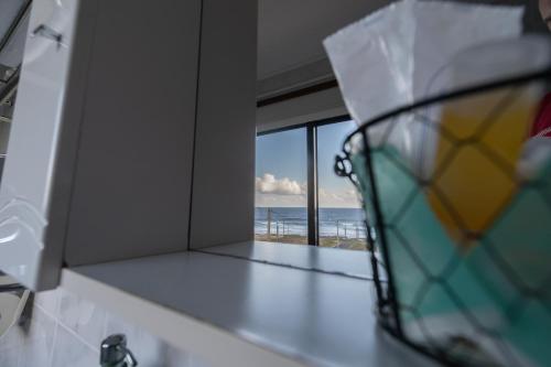 um quarto com vista para o oceano e uma janela em Casa da Vasca em Malpica de Bergantiños