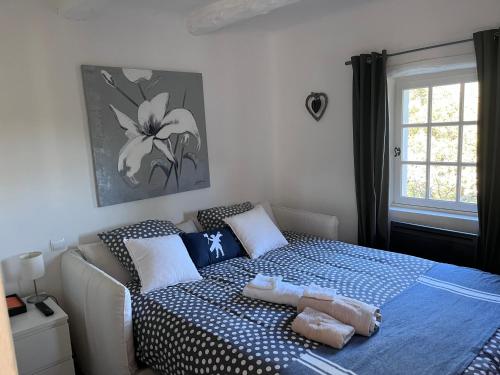 - une chambre avec un lit bleu et blanc et des serviettes dans l'établissement CHAMBRE d'HOTES POUR 2 PERSONNES, à Peymeinade