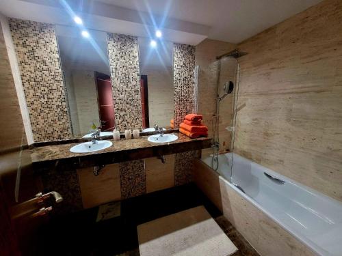 y baño con 2 lavabos y bañera. en Secret View Benahavis en Benahavís