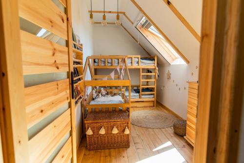 Cette chambre dispose de lits superposés et d'un escalier. dans l'établissement Powidzka Ostoja, à Salamonowo