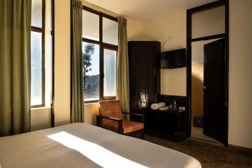 Un pat sau paturi într-o cameră la Rhodo Inn