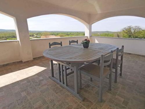 stół i krzesła w pokoju z widokiem w obiekcie Apartment in Sveti Lovrec - Istrien 27830 w mieście Sveti Lovreč Pazenatički