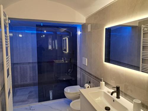 uma casa de banho com um chuveiro, um lavatório e um WC. em iLCastellano - Suites & Apartments em Lecce