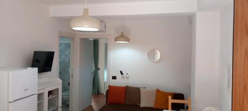 a living room with a couch and a tv at LA RAJA in Scilla