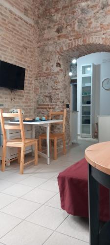 a living room with a table and chairs and a tv at LA RAJA in Scilla