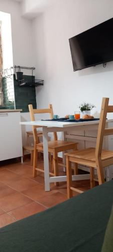 a dining room with a white table and chairs at LA RAJA in Scilla