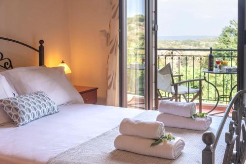 - une chambre avec un lit et 2 serviettes dans l'établissement Scenery Villa Vamos 2, à Vámos