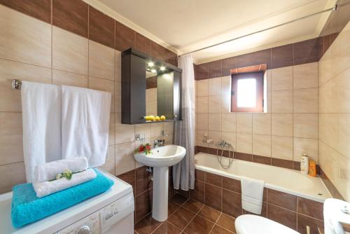 La salle de bains est pourvue d'un lavabo, d'une baignoire et de toilettes. dans l'établissement Scenery Villa Vamos 2, à Vámos
