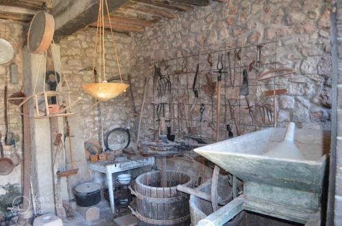 een stenen kamer met een wastafel en een stenen muur bij La Casa del Mulino in Fossombrone