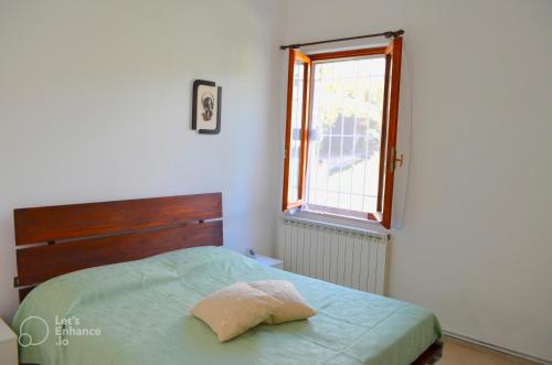 福松布羅內的住宿－La Casa del Mulino，一间卧室配有一张带枕头的床