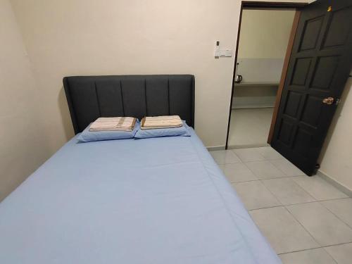 Postel nebo postele na pokoji v ubytování CLP perai homestay near Sri Muniswarar Temple 2
