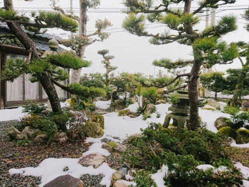 Un jardín fuera de 農家のお宿三左衛門邸 別館 1日1組一棟貸切