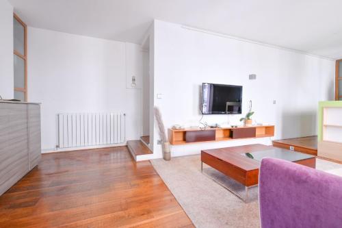 Μια τηλεόραση ή/και κέντρο ψυχαγωγίας στο Loft Lumineux Hyper Centre Vincennes RER à 5 min - Parking Gratuit