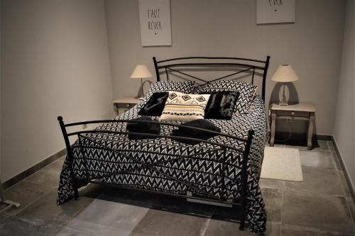 1 dormitorio con cama blanca y negra con almohadas en Grand gîte écologique à la campagne et accessible, en Cabariot
