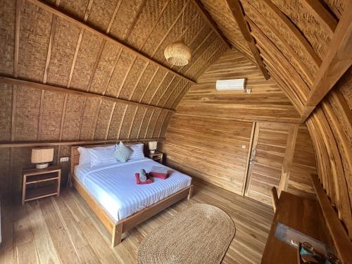 1 dormitorio con 1 cama en una habitación de madera en My Island Home Gili Air en Gili Air