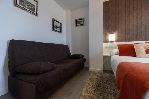 a living room with a couch and a bed at Casa da Vasca in Malpica