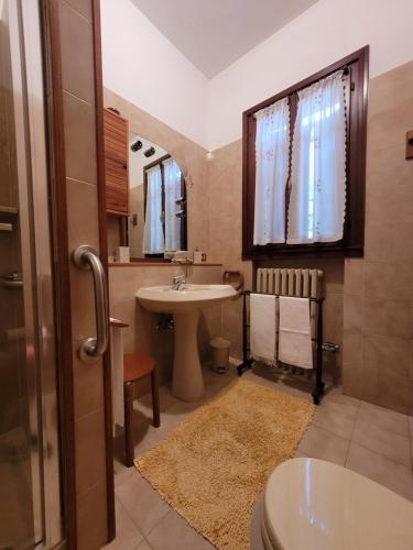 uma casa de banho com um lavatório, um WC e um espelho. em Casa Perugina em Montagnana