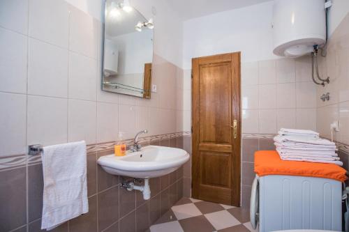 Apartments Bianca في مارينا: حمام مع حوض ومرحاض ومرآة
