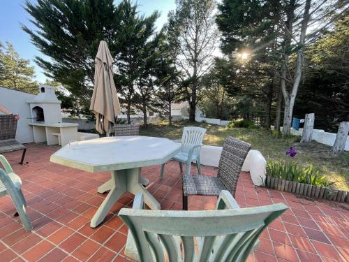 Maison avec accès direct à la plage, 2 terrasses, jardin clos, 3 chambres, parking privé à La Guérinière - FR-1-224B-492