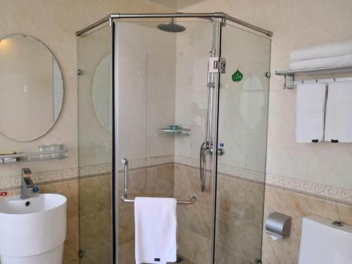 a bathroom with a glass shower and a sink at Happy Dragon City Center Alley Hotel -In the city center with big window&heater, ticket service&Free Coffee&Food recommendation,Near Tian Anmen Forbiddencity,Easy to get traditional Walking area&Shichahai in Beijing