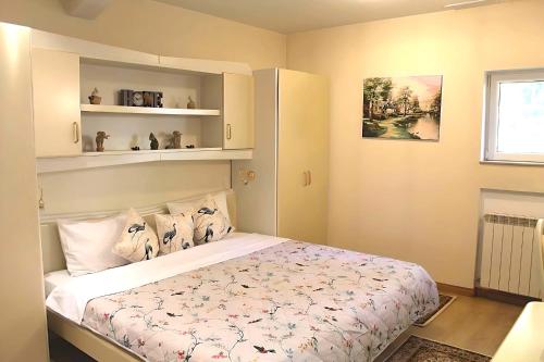 Central Park View Sinaia في سينيا: غرفة نوم مع سرير ورفوف على الحائط