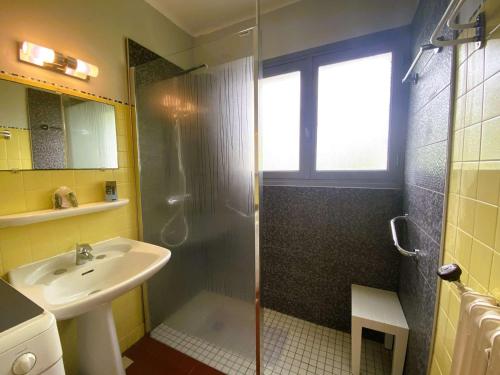 une salle de bain avec douche et lavabo dans l'établissement Maison 2** à 100m de la plage, jardin privé, animaux acceptés, 6 pers, Trégastel - FR-1-542-18, à Trégastel