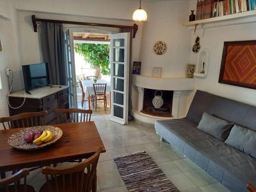 Χώρος καθιστικού στο Asteri Traditional Seafront Apartment