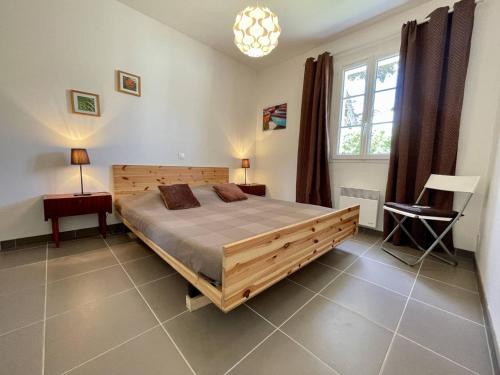 - une chambre avec un lit en bois et une grande fenêtre dans l'établissement Maison récente 4 pers, jardin clos, Wifi gratuit, à 500m de la plage et marché de Domino à Oléron - FR-1-246A-161, à Saint-Georges-dʼOléron