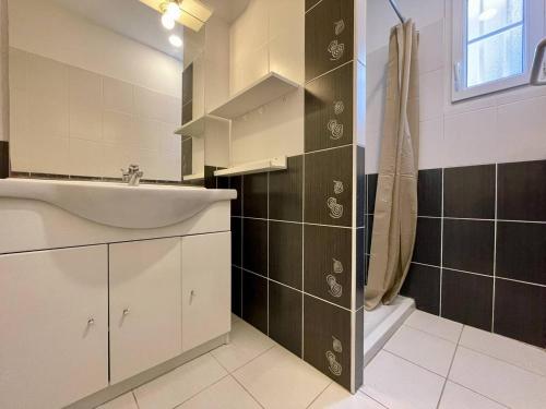 une salle de bain avec un lavabo, des toilettes et une douche dans l'établissement Maison récente 4 pers, jardin clos, Wifi gratuit, à 500m de la plage et marché de Domino à Oléron - FR-1-246A-161, à Saint-Georges-dʼOléron