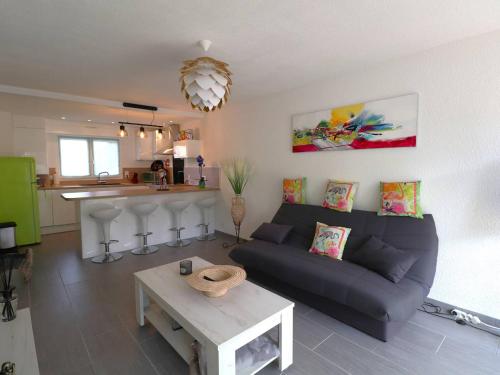 Photo de la galerie de l'établissement Appartement 3 pièces, RDJ, climatisé, piscine privée, parking, proche mer et commerces - FR-1-307-215, au Grau-du-Roi