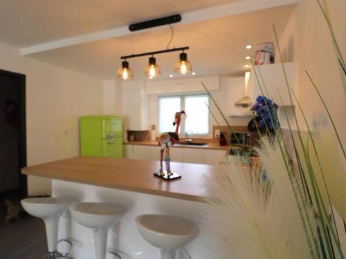 Photo de la galerie de l'établissement Appartement 3 pièces, RDJ, climatisé, piscine privée, parking, proche mer et commerces - FR-1-307-215, au Grau-du-Roi