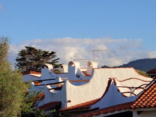 a white house with a roof at Sa Fiorida case vacanze in Valledoria