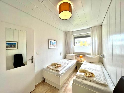 Zimmer mit 2 Betten und einem Fenster in der Unterkunft Ferienwohnung Glück in Westerland