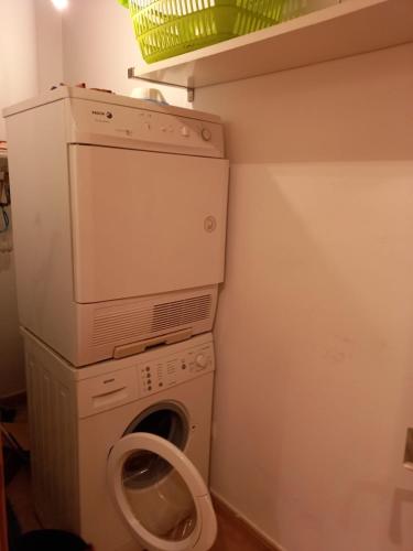 a washer and dryer in a small room at ALOJAMIENTO LOS DINOSAURIOS in Cuenca